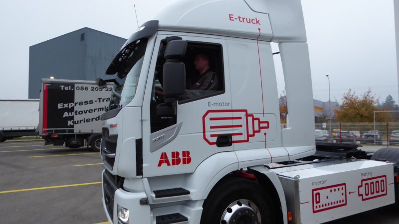 EForce-ETruck des Transportunternehmens Extragent bei der Übergabe am Logistikstandort in Birr